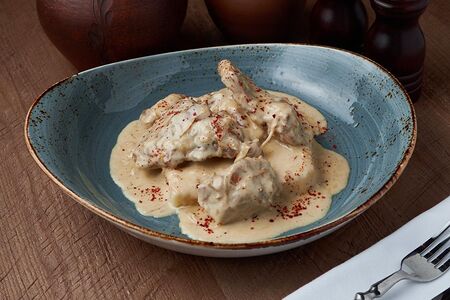 Кролик по-домашнему в сметанном соусе