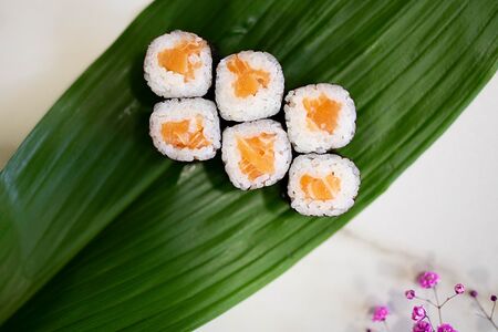 Ролл с лососем