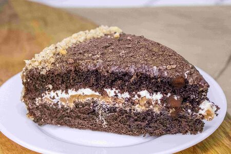 Пирог шоколадный с соленой карамелью