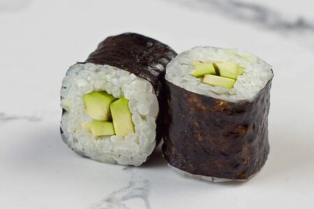 Ролл с авокадо