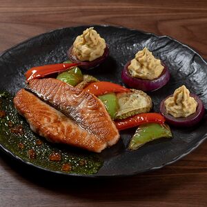 Лосось с овощами гриль и картофельным пюре