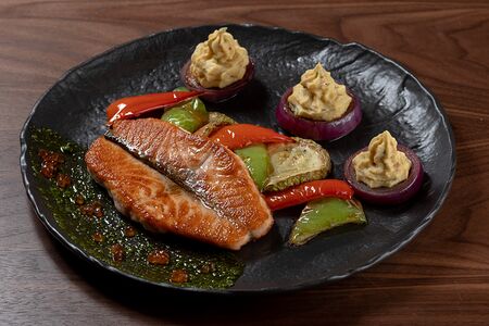 Лосось с овощами гриль и картофельным пюре