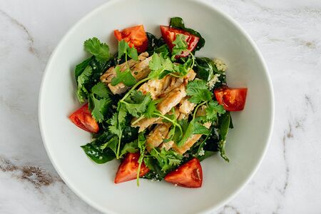 Салат с цыпленком гриль, шпинатом, кускусом и томатами
