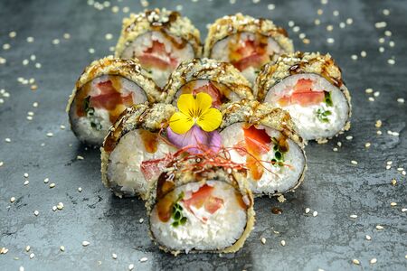 Жареный с помидоркой, сыром, луком