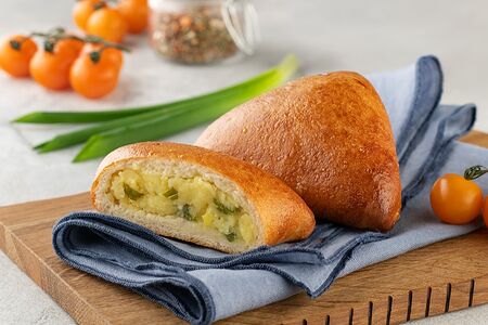 Пирожок с картошкой и зеленью