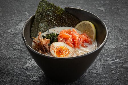 Сливочный рамен с лососем, бонито и вакаме