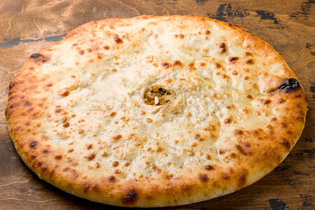 Пирог с капустой, зеленым луком и яйцом