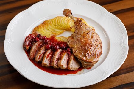Утка с клюквенным соусом и жареным картофелем
