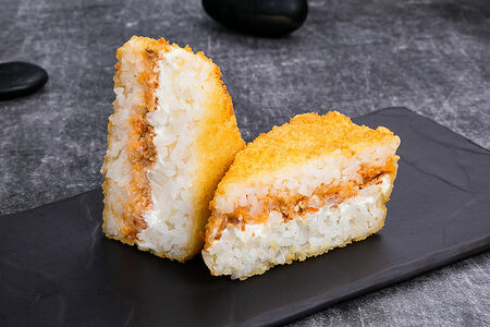 Онигири темпура с лососем терияки