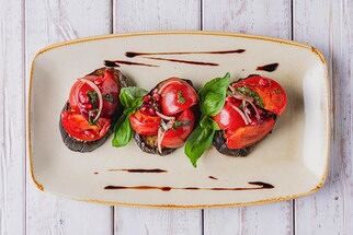 Салат из помидор с запеченными баклажанами на гриле