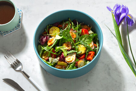 Салат с осьминогом, картофелем стоун и печеной паприкой