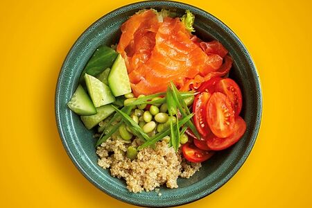 Боул с киноа и лососем