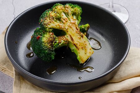 Стейк из брокколи в азиатском соусе с кунжутом