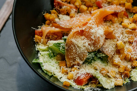 Салат Цезарь с семгой