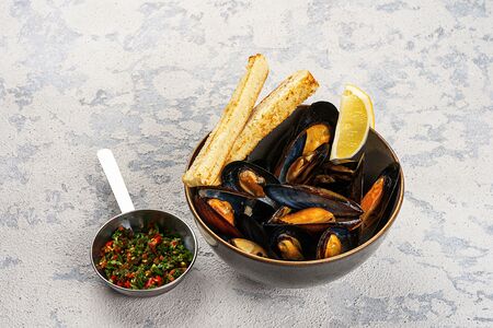 Мидии в соусе чимичурри