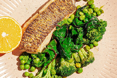 Филе палтуса с молодым горошком и брокколи