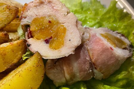 Куриная грудка с курагой и клюквой