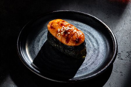 Нигири запеченные с лососем