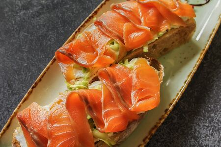 Брускетта с форелью и авокадо