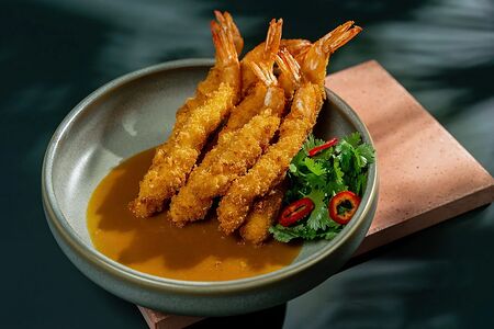 Креветки темпура с соусом манго-чили