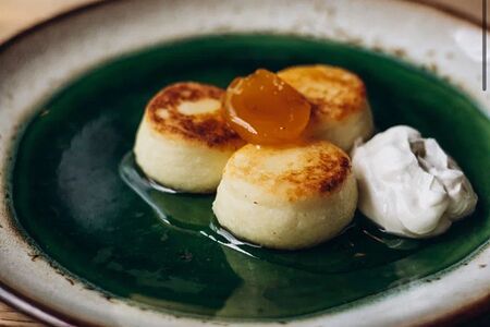 Сырники с домашним вареньем и сметаной