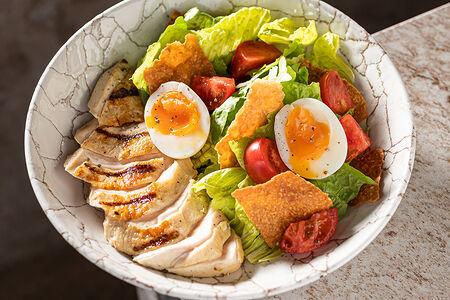 Куриная грудка из печи с листьями салата ромейн и соусом цезарь