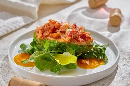 Запеченное авокадо с крабом и соусом манго