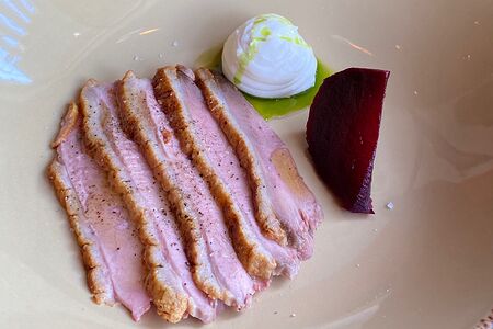 Слайсы утиной грудки с печёной свёклой и кремом из феты