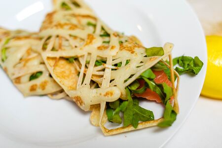 Фитнес-блин с рыбой и рукколой