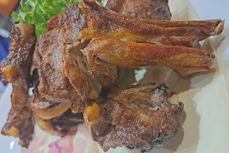 Бараньи рёбра на мангале