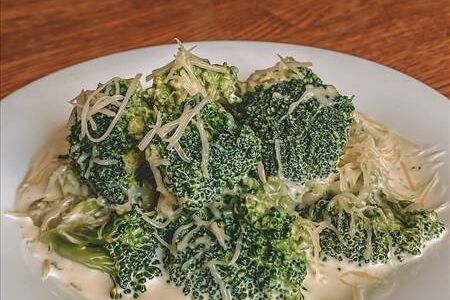 Брокколи в сливках под сыром пармезан