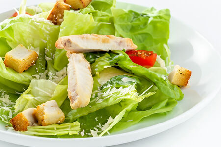Салат Цезарь с курицей