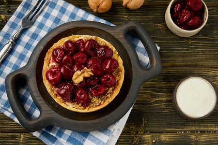 Пирожное с вишней, творогом и грецким орехом