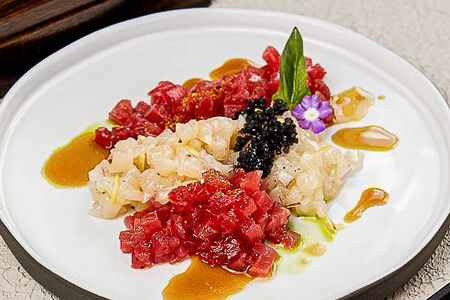 Севиче из гребешка и тунца блюфин с икрой палтуса