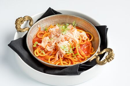 Спагетти в томатном соусе с крабом