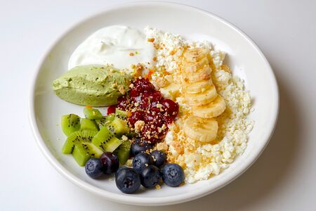 Творог с крем-чизом и ягодами