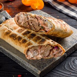 Люля-кебаб из говядины с овощами в лаваше