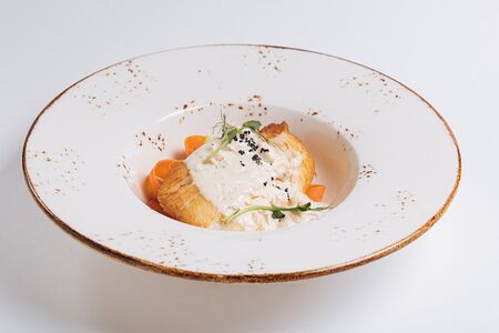 Нежное филе палтуса с овощной соломкой и винным соусом