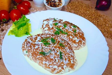 Котлета гречневая с индейкой в сливочном соусе