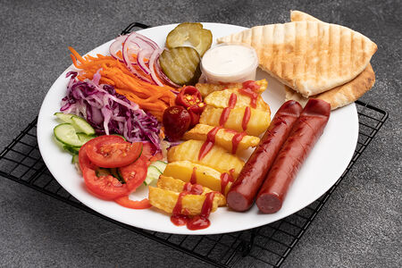 Шаверма охотничья на тарелке