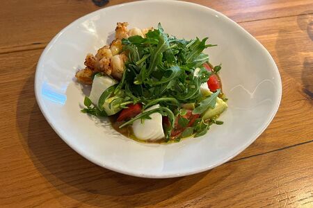 Салат с креветками, авокадо и моцареллой