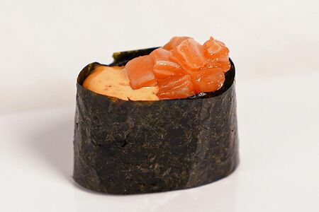 Гункан с лососем