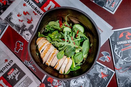 Зелёный салат с авокадо и курицей