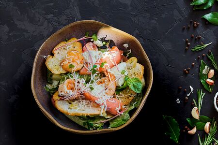 Салат Цезарь с тигровыми креветками