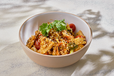 Жареный рис с курицей и овощами