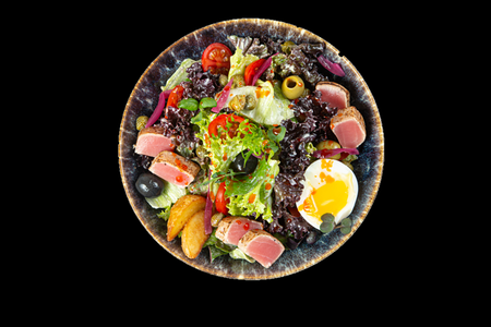 Салат Нисуаз с кусочками тунца