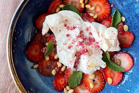 Буррата с клубникой