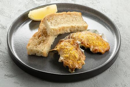 Импортная устрица, запеченная под трюфельным соусом