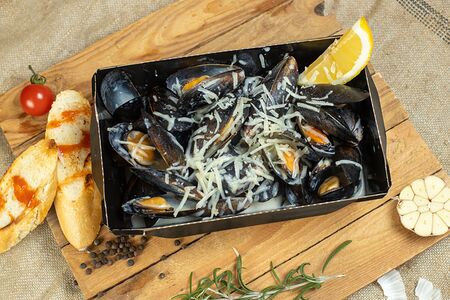 Мидии в сырном соусе