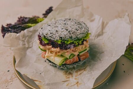 Ким-бургер с крабом и лососем